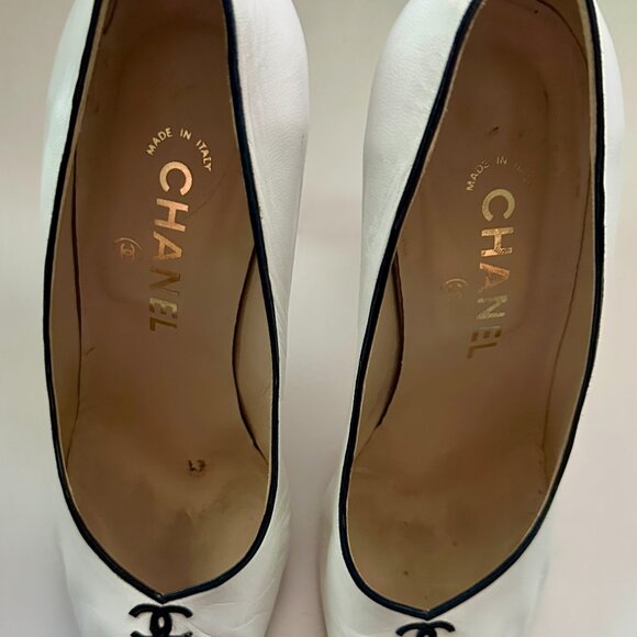 SOLD - Chanel White and Black lining Shoes US Size 8 (38) - Picture 4 of 9